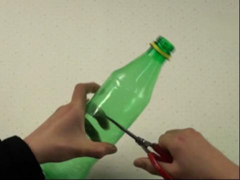 废物利用手工小制作 塑料瓶大变身小椅子(2)