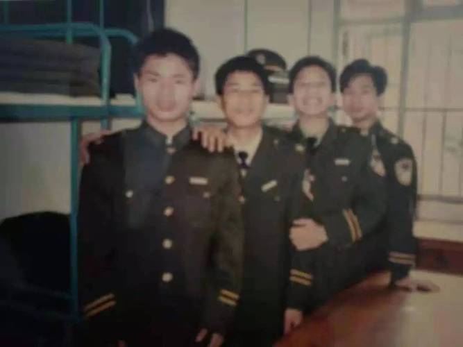 "上学时每次在路上,只要看见一抹亮黄色反光背心的警察,总能让我想起