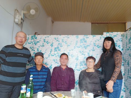 杨秀梅朱国君夫妇回家乡