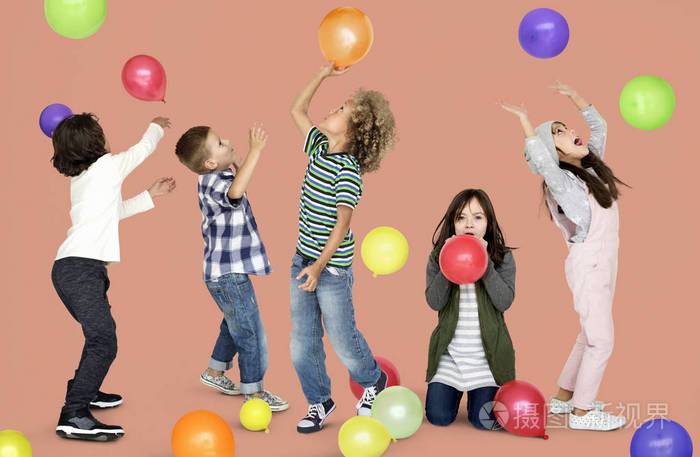 孩子们在玩气球
