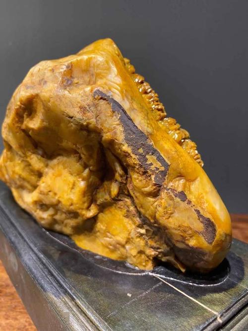 用之美印石之王与木中君子▎质地佳且色泽美的田黄与黄花梨