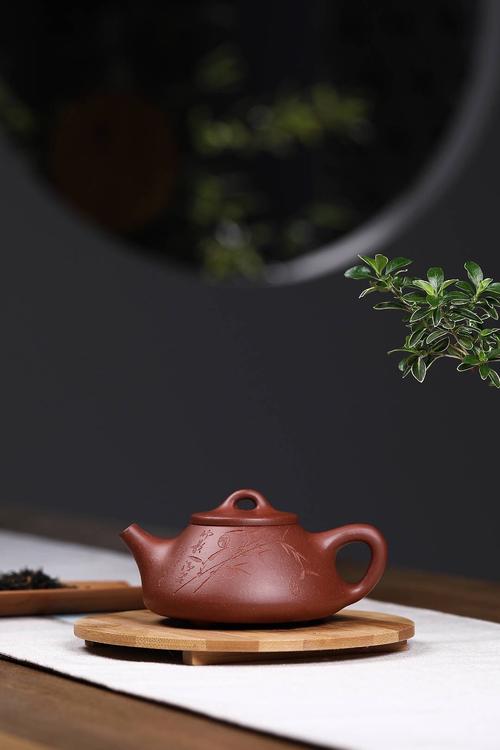 【泥料】原矿中槽清 【工艺】纯手工制作  【作者】冯小莉 实力派名家