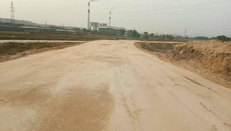 南同蒲项目s224桃临线公路通便道路基填筑施工.