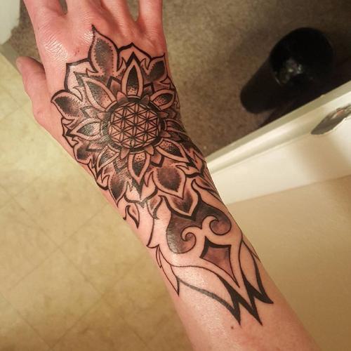 女生手腕上黑灰素描点刺技巧文艺唯美梵花花纹纹身图案