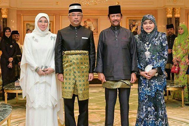 原创文莱王室实力炫富王后会客钻石项链长度到肚子连地毯都含金