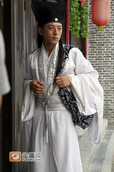 颇为巧合的是,近日快男六强拍摄短片,陈翔主演的也是古装片,书生扮相