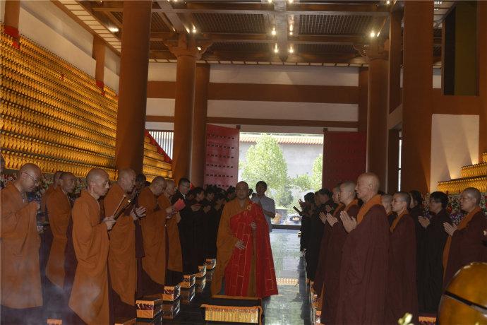 达空法师和李长吉老师一起拈香礼佛