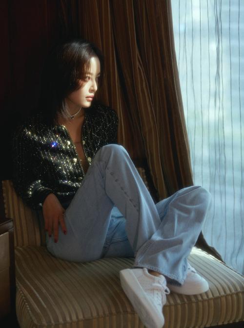 简介:辛芷蕾酷黑时尚写真图片,分享一组辛芷蕾图片给大家,图中的明星