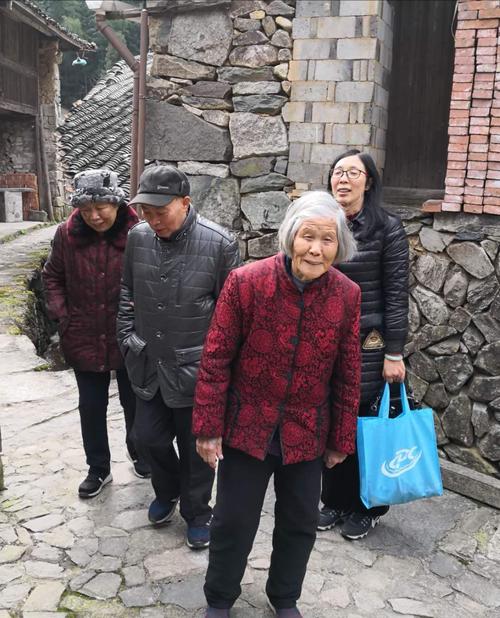 全家出游,老奶奶一马当先