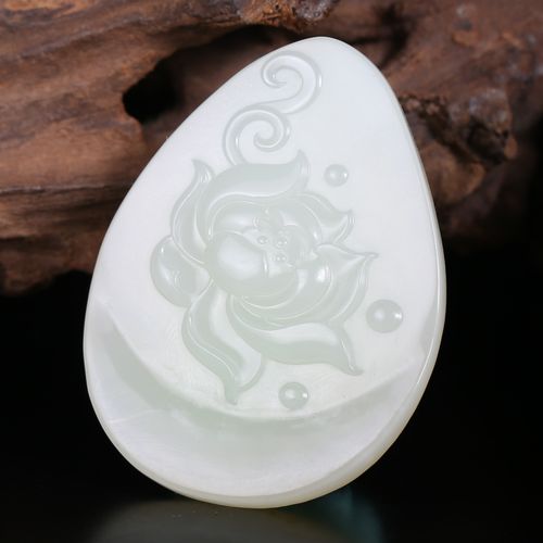 扬州玉雕名家【刘月彪】作品 和田羊脂白玉籽料 莲花挂件43.29g