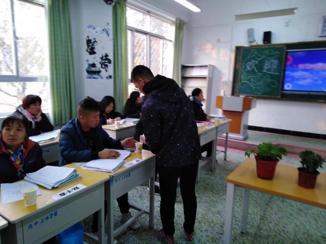 家长们陆续到达教室,坐在自己孩子座位上等待着家长会的到来