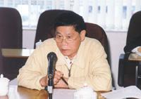老同志谢明仁在小组讨论中.