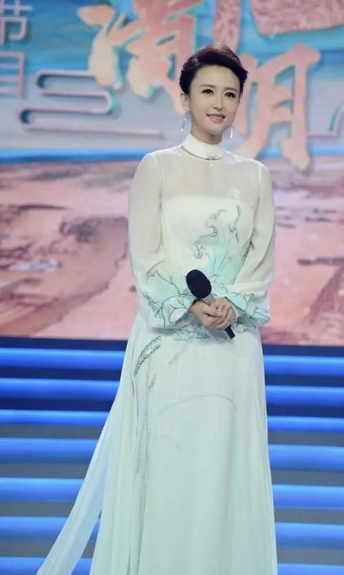 著名主持人"张蕾"太美了,摩卡波波头搭配西服套装,干练知性