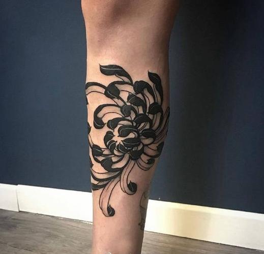 小腿传统黑灰风菊花纹身图案