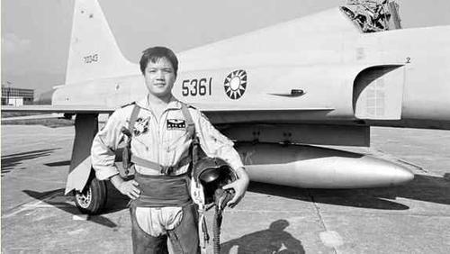 此人本是国民党军少校飞行员,80年代驾机起义投奔大陆,震惊海峡两岸