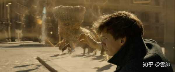 纽特和雅各布在巴黎街头遇见水怪"河童",即《哈利波特》系列中的卡巴