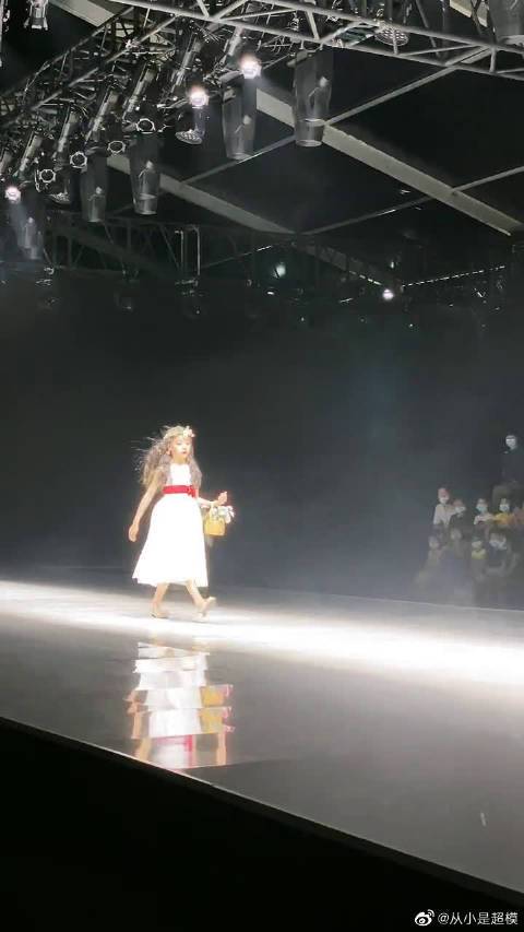 娃娃又来走秀了,全场尖叫"焱娃娃"
