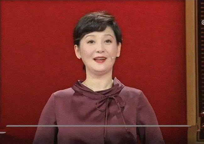 在央视镜头下徐帆老了,脸发福脖颈纹眼瘪,穿紧身旗袍肚腩横生!