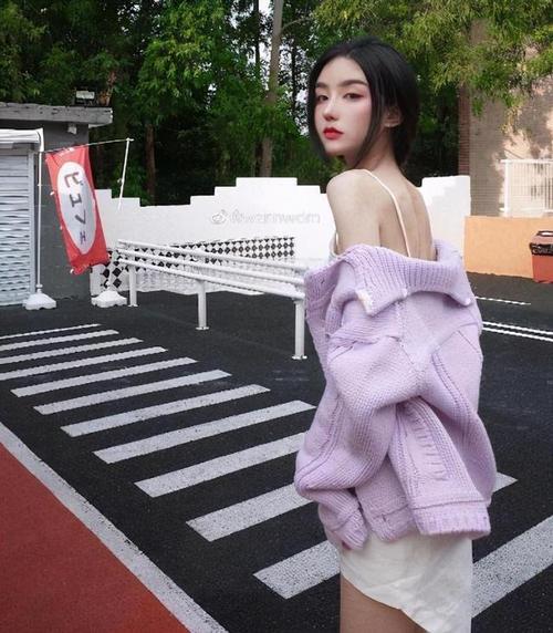 胡明轩女友曝光?肤白貌美大长腿抢镜,颜值不输孙悦老婆