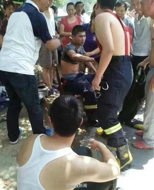 南京高温天气 消防战士救火后晕倒[组图]