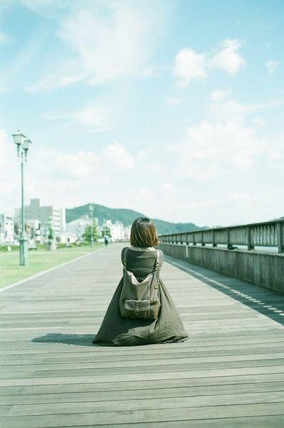 女孩孤独在路上行走的背影图片