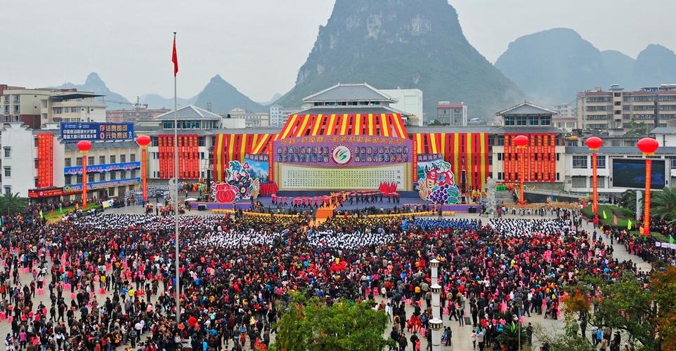 广西仫佬族民众欢庆"依饭节"