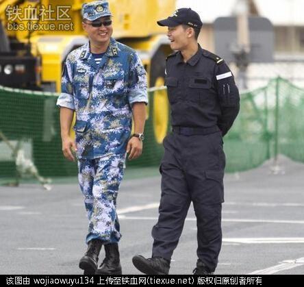 日媒:解放军参观自卫队准母 称双方交流很棒