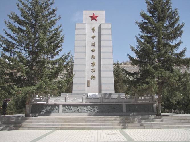 href="#" data-lemmaid="6906759">凤凰山 /a>下,由烈士群雕塑像, a