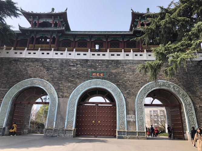 玄武门是古城南京的一处古城门,现为玄武湖公园大门.