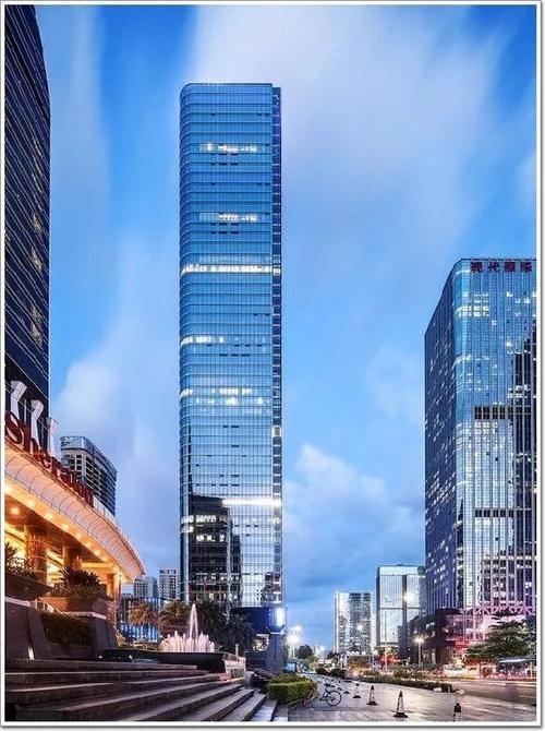 今年入市的新项目,共70层,380米,全深圳地标建筑中首个实现了电梯零