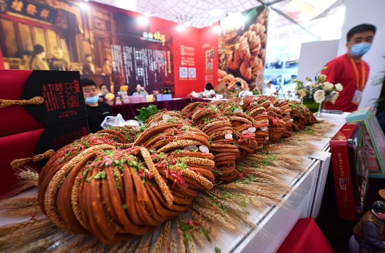 这是5月9日在首届消博会上拍摄的天津桂发祥十八街麻花(5月9日摄).