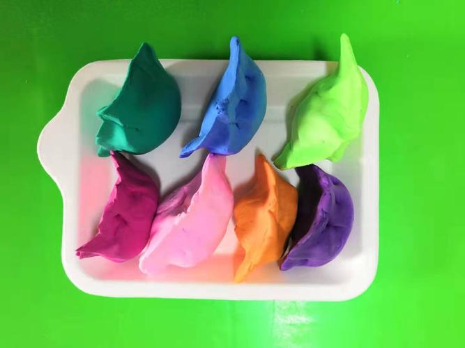 彩泥饺子都做好了,小张老师带着孩子们玩一个冬至吃饺子的假想游戏