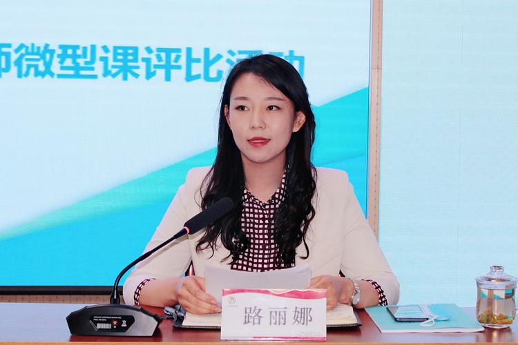 开幕式由实验幼儿园路丽娜园长主持.