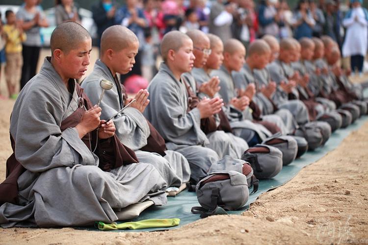 洗净心灵:记录中国的女性苦行僧 行脚乞食 露宿野外