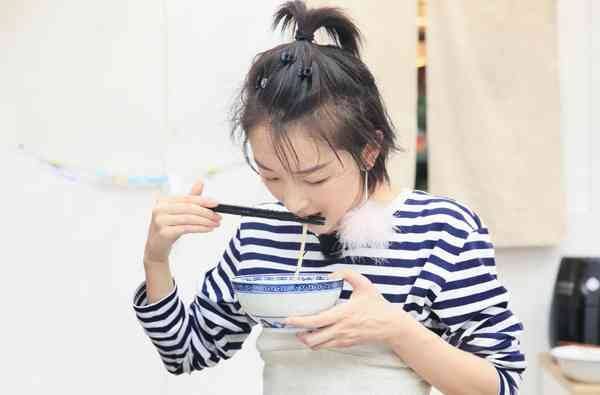 周冬雨在中餐厅学成归来,告诉了我们一个不为人知的秘密?