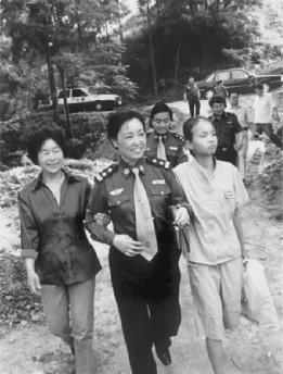 你还记得17年前,10万人哭送任长霞吗?她去世时,胃里没