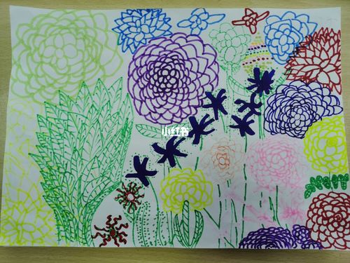 二年级的美术期末考 主题:花与叶 表现形式:彩色线描画 部分学生的