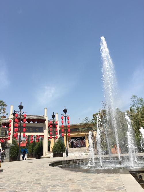 乾县"大唐小镇"和兴平的"宏兴码头"两个新建的旅游景点,都是"五一"