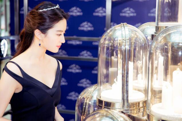 刘亦菲亮相完美侧颜杀 深v秀身材