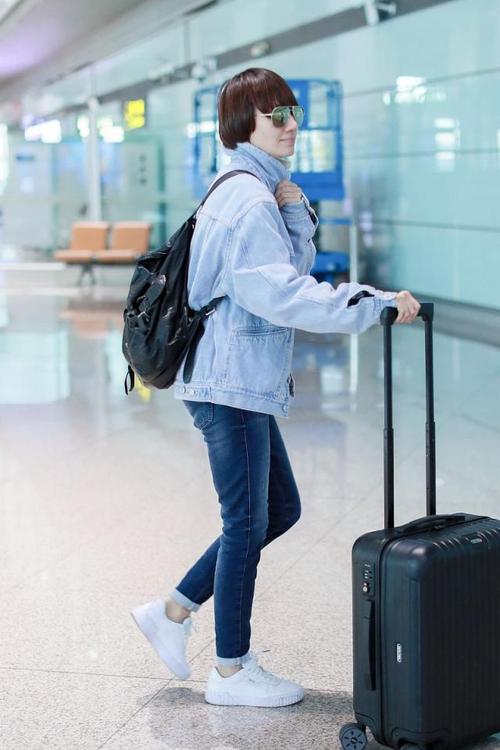 袁泉街拍:羊羔毛牛仔夹克牛仔裤小白鞋 简约休闲