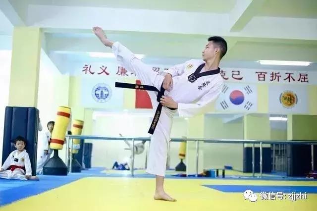 这个00后已经健身3年了,爱好跆拳道,13岁小孩展露一身腹肌!