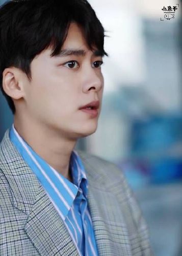 李易峰新剧杀青,身穿格子宽松西装出现,尽显暖男风范