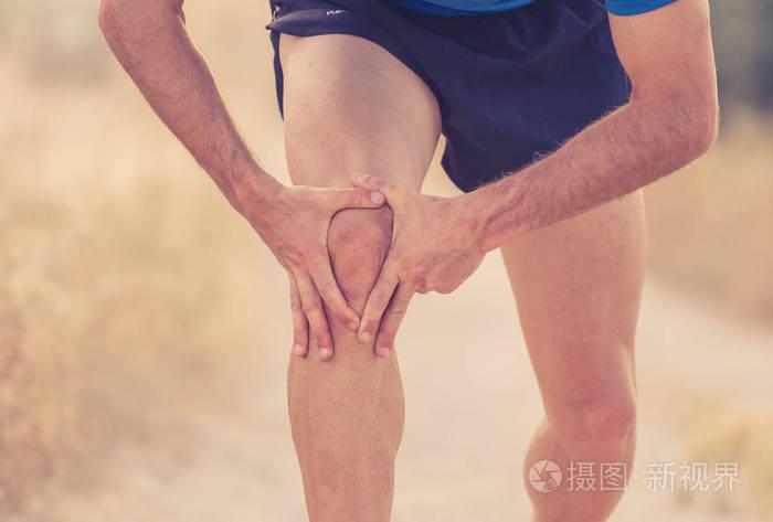 四肢强健的腿部肌肉受伤患者的特写