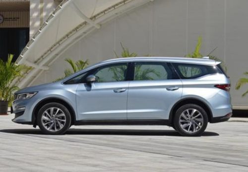 会觉得非常好看,吉利嘉际正题设计偏硬朗,侧身修长,略微有一点商务