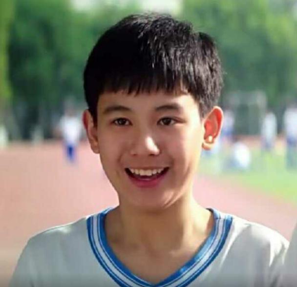 他是《谁的青春不迷茫》中的胡先煦,现在的他已经长成了翩翩少年