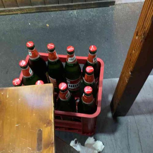 路过看到所有人的桌子上都摆满了乌苏酒瓶 路边喝酒撸串真的好有感觉