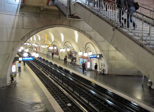 巴黎地铁站.从罗马坐海岸火车去巴黎,果然欧洲行就是要坐火车.