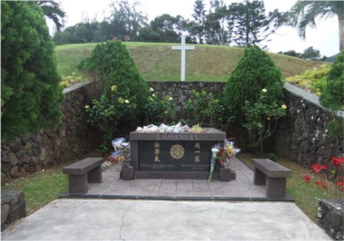 坟墓呈长方形,四壁的黑色花岗岩板砌成,显得沈稳而厚重.