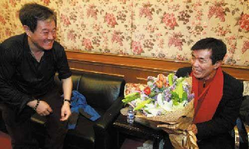 演出结束后,赵本山给老友何庆魁献花