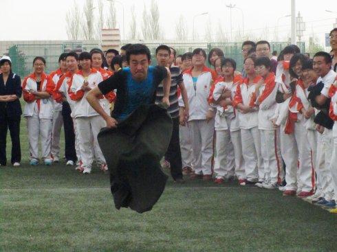 张家口市第一中学 2010级 麻袋跳比赛_张家口一中2013